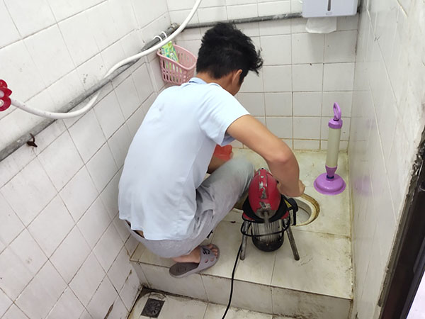 双城管道堵塞冒臭气 专业师傅现场解决问题