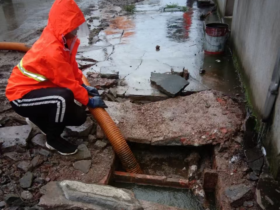 双城专业清理污水池 炜誉市政以规范流程守护城市 “肠道”