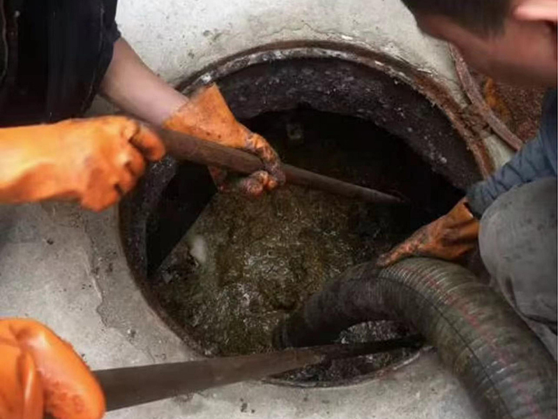 双城清理化粪池时如何避免沼气的危害?